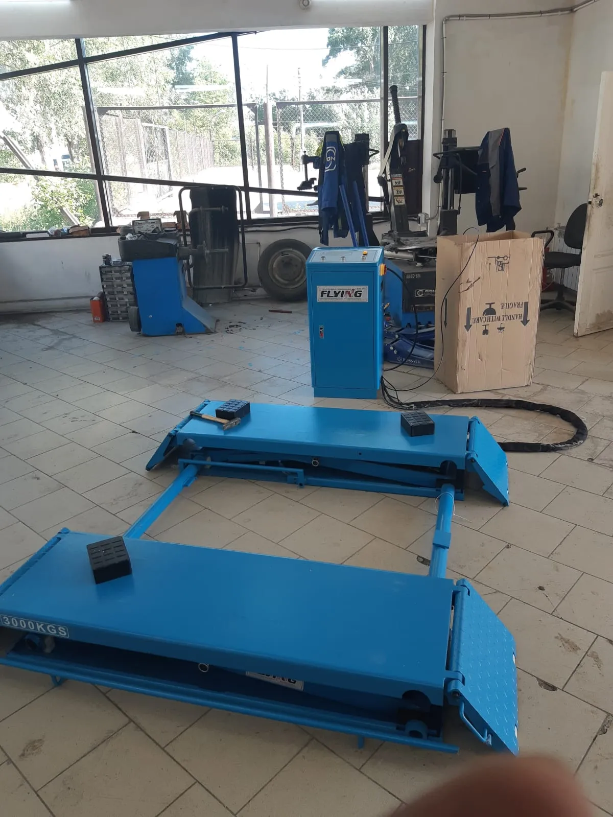 Электрогидравлический подъемник Мобильный ножничный подъемник г/п 3000 кг F6010