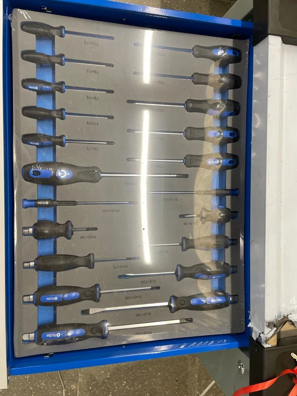 Тележка инструментальная с набором инструмента 255 предметов купить